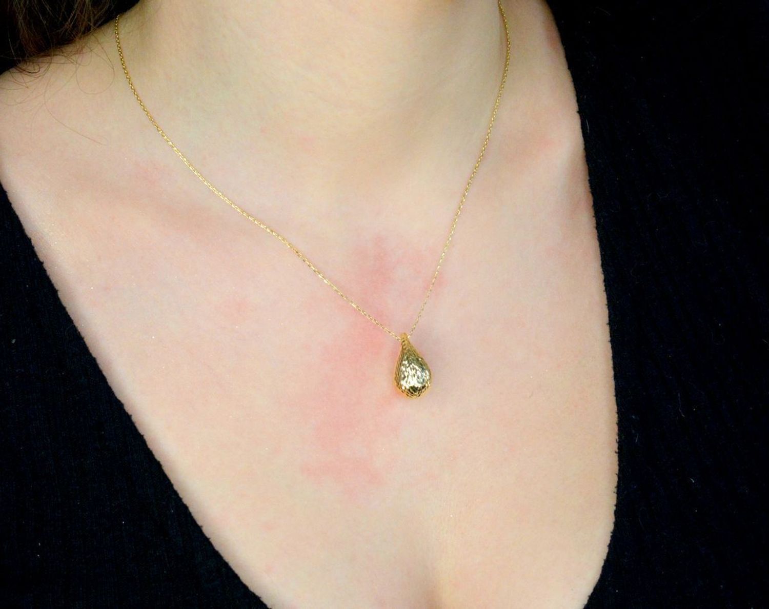 Złoty naszyjnik damski. Złoty naszyjnik z kroplą. Naszyjnik damski złoty próby 375. Naszyjnik damski celebrytka z modnym wzorem. Naszyjnik na prezent (1).jpg